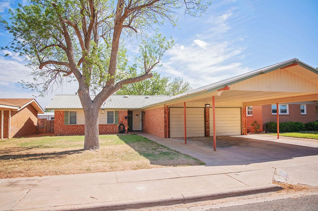 Single Family Residence at 814 Linda Lane