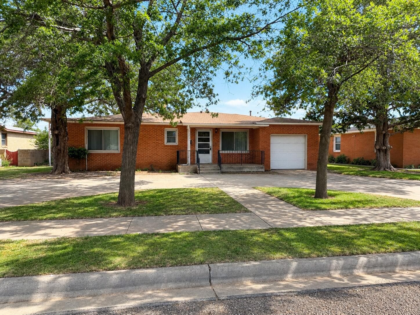 Single Family Residence at 1012 E Oak Street