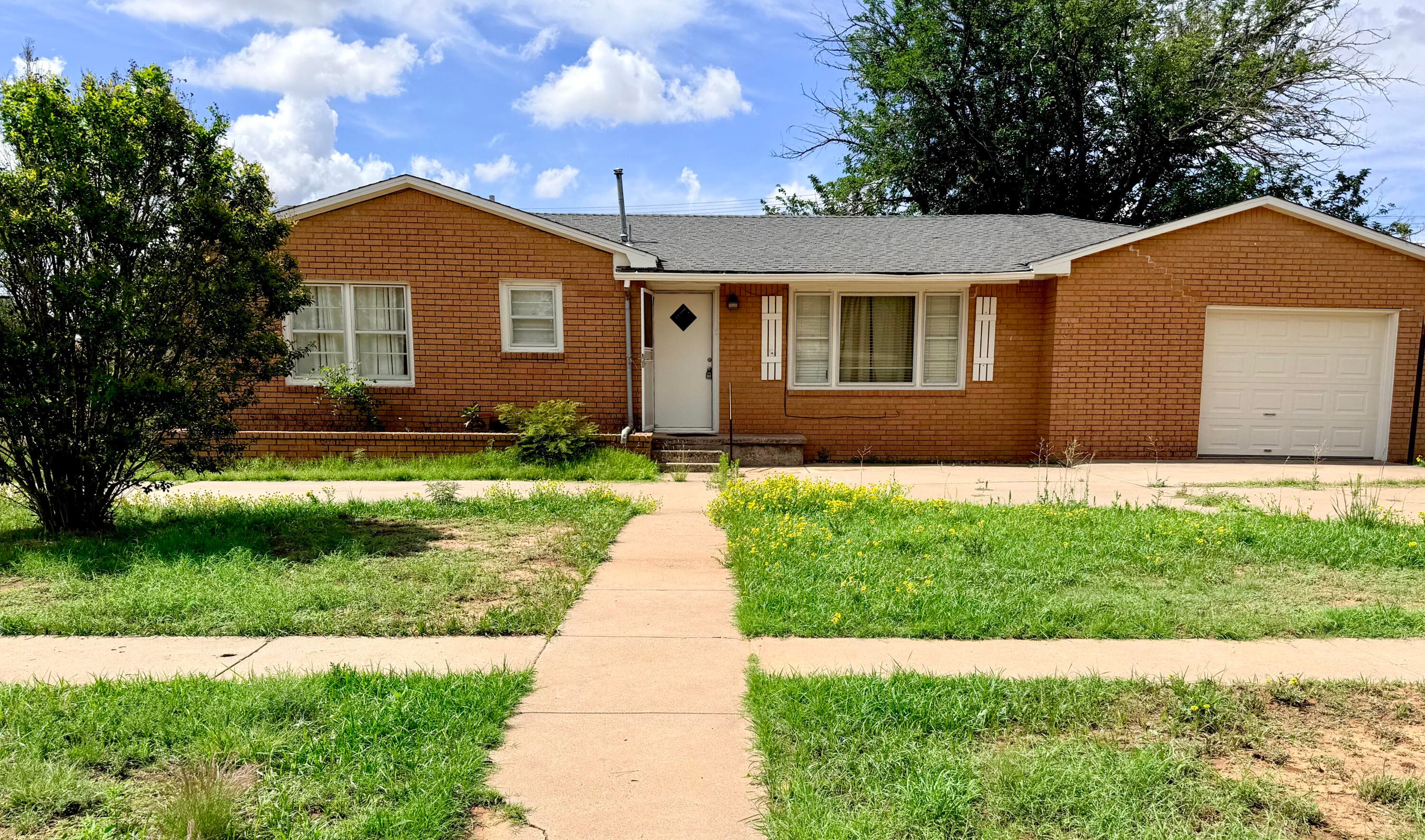 Single Family Residence at 701 W 6th Street