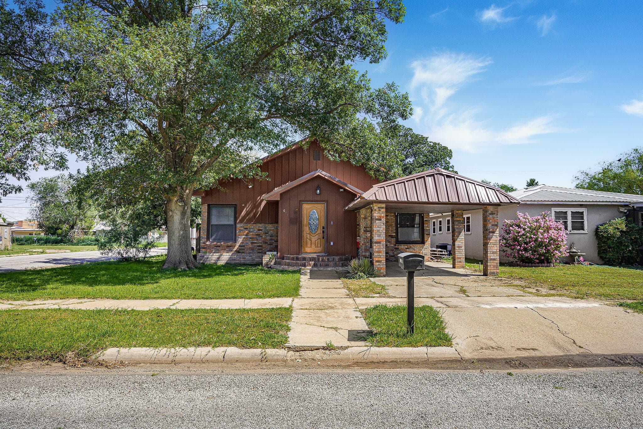Single Family Residence at 601 E 6th Street