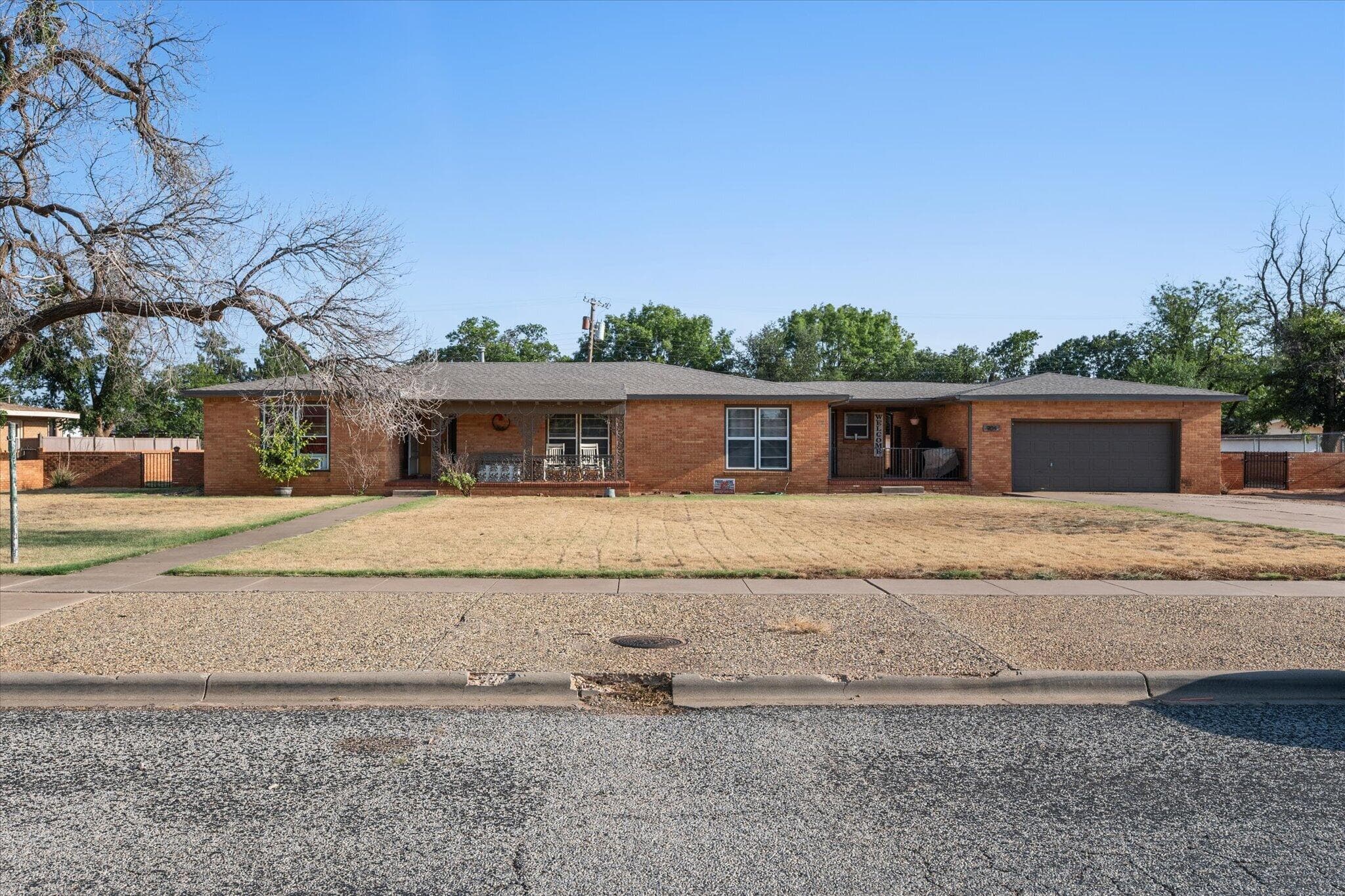 Single Family Residence at 904 E Cardwell Street
