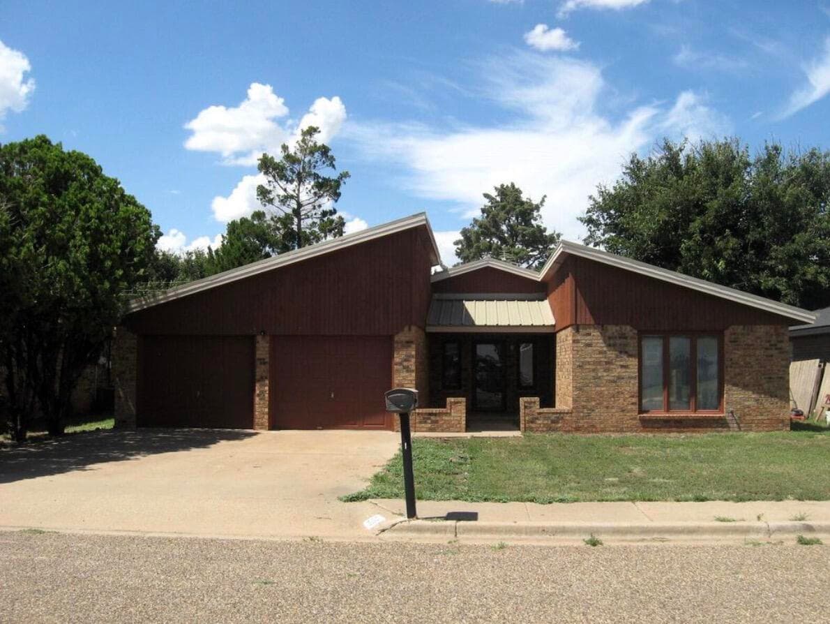 Single Family Residence at 311 Douglas Street