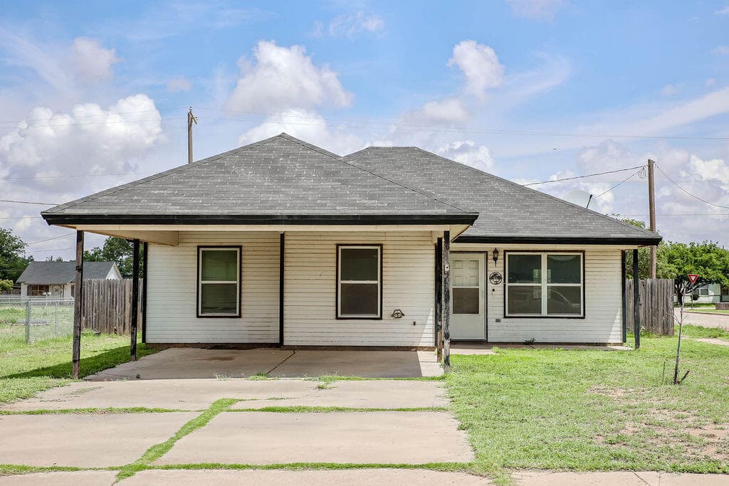 Single Family Residence at 319 E Queens Street