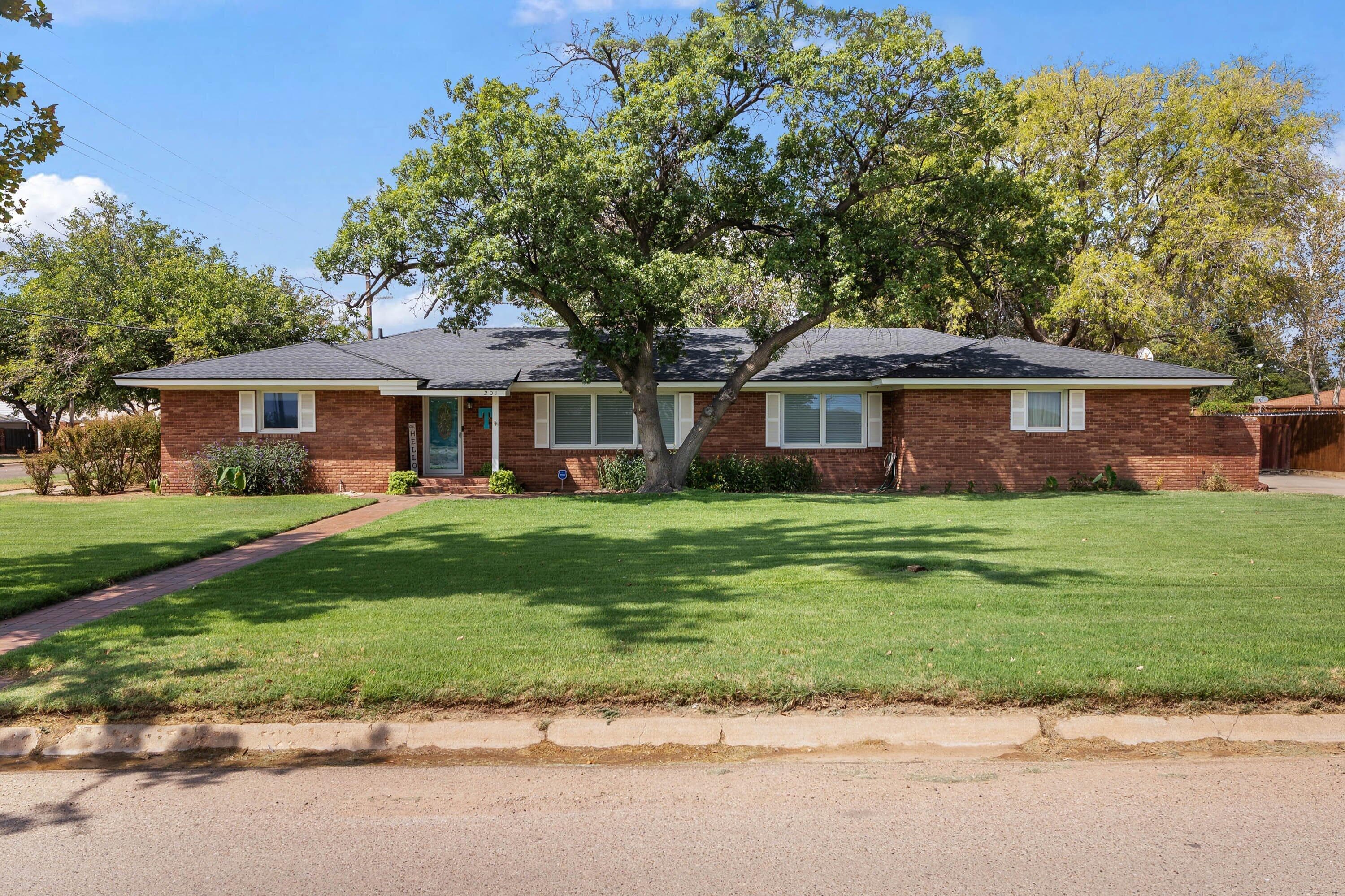 Single Family Residence at 201 N Avenue S