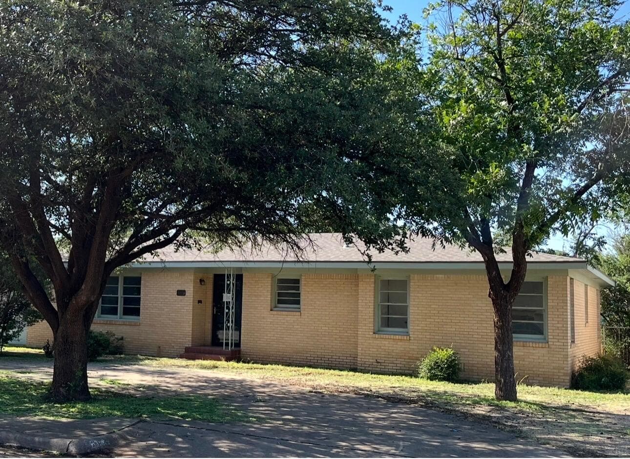 Single Family Residence at 1105 E Cardwell Street
