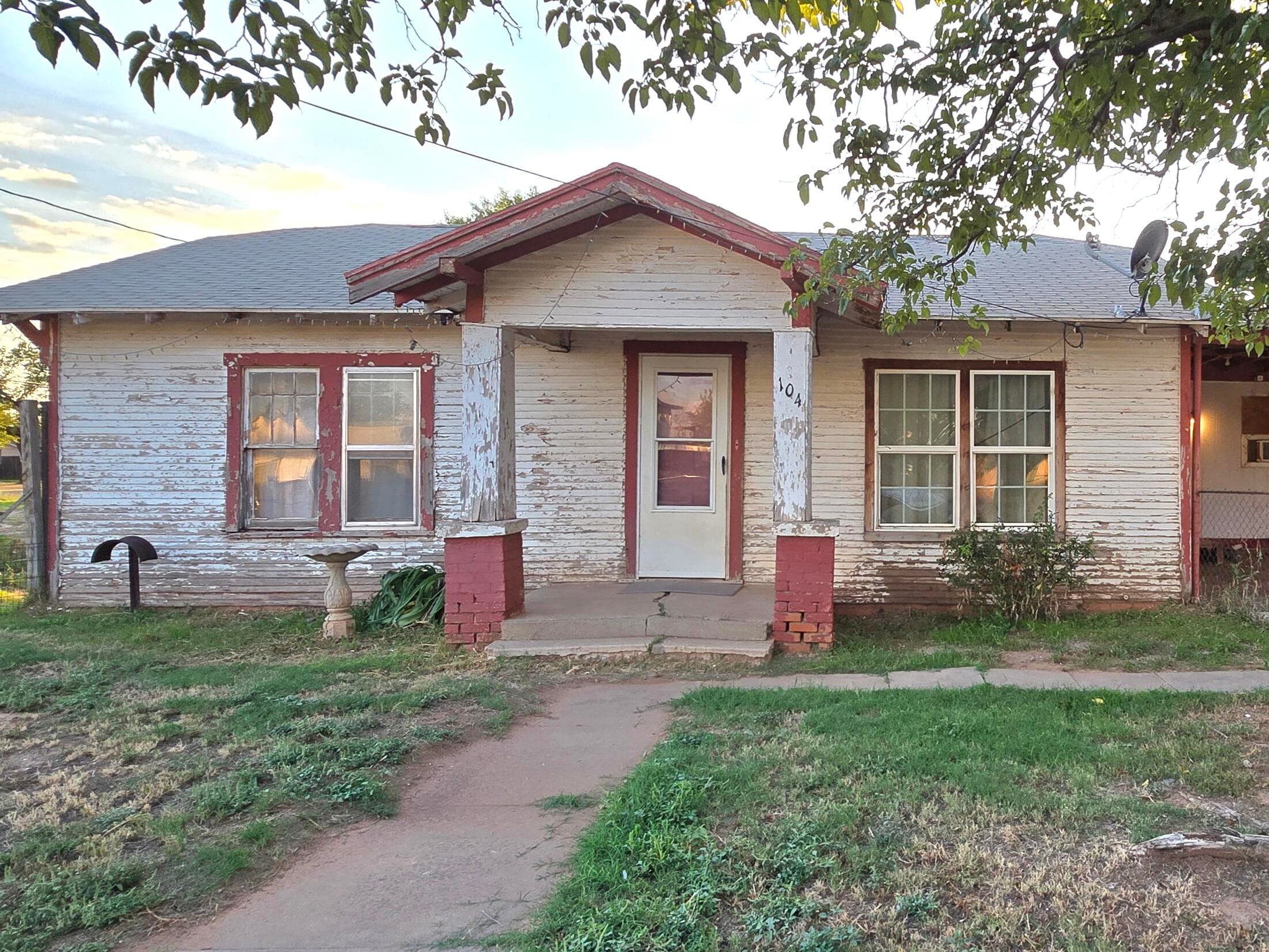 Single Family Residence at 104 N Avenue N