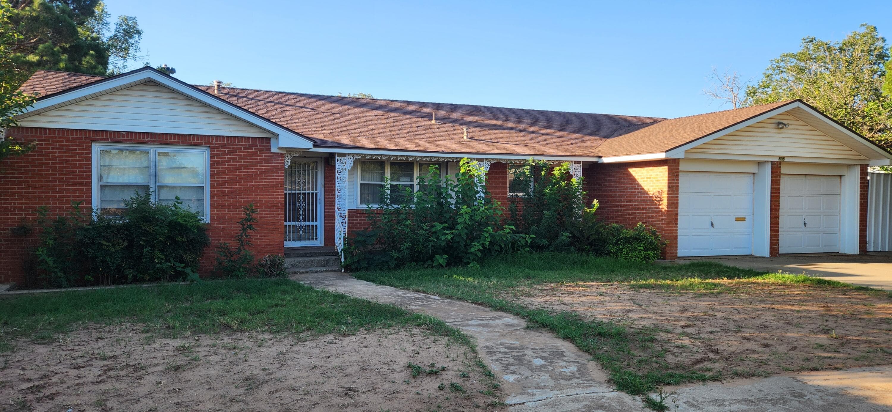 Single Family Residence at 805 W 6th Street