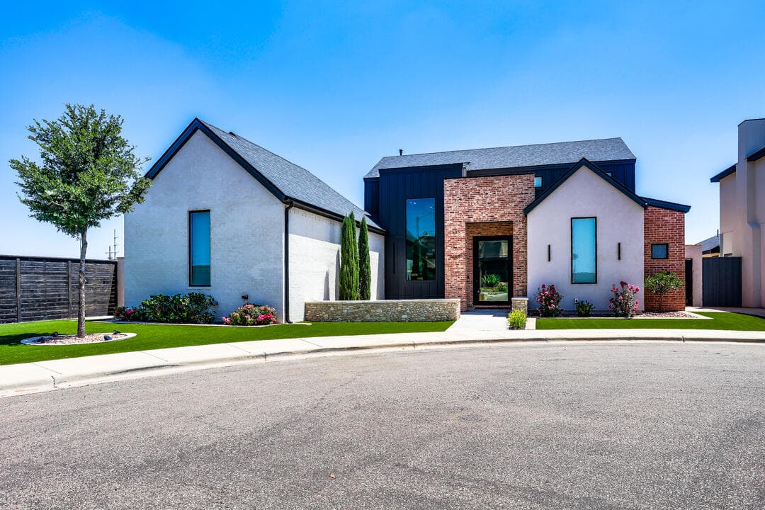 Single Family Residence at 14801 Oxford Avenue